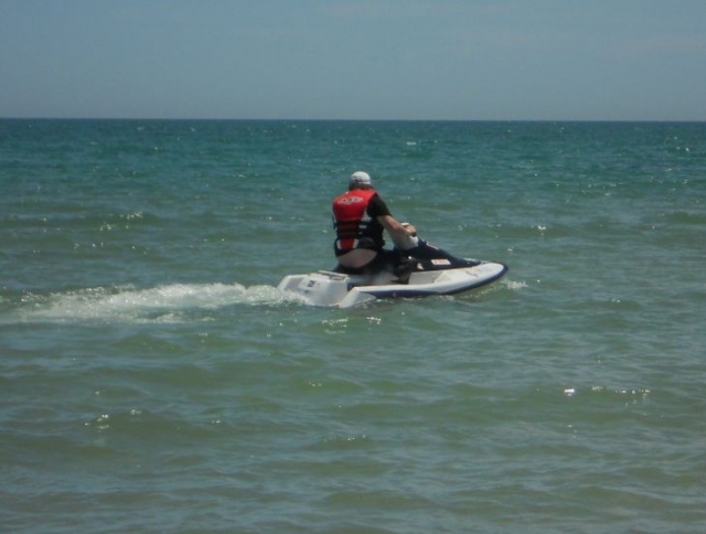 Deteniendo la moto en el agua.jpg